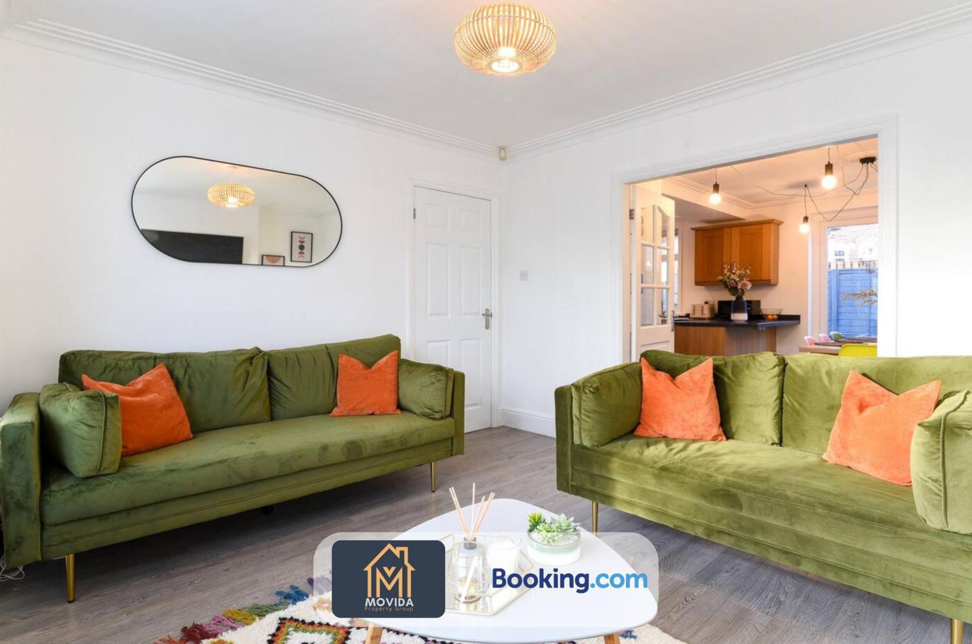 Large Modern 6 Bedroom House By Movida Property Group Short Lets & Serviced Accommodation With Games Room 리즈 외부 사진