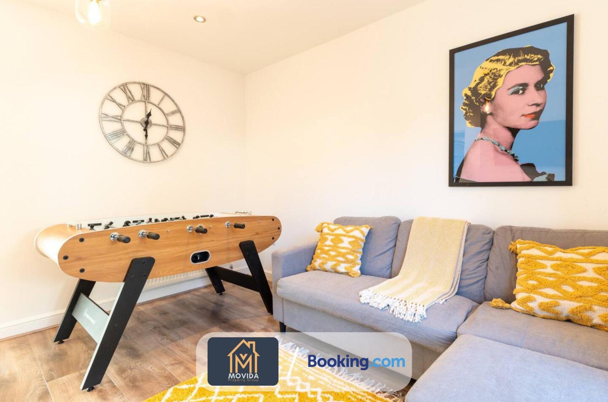 Large Modern 6 Bedroom House By Movida Property Group Short Lets & Serviced Accommodation With Games Room 리즈 외부 사진