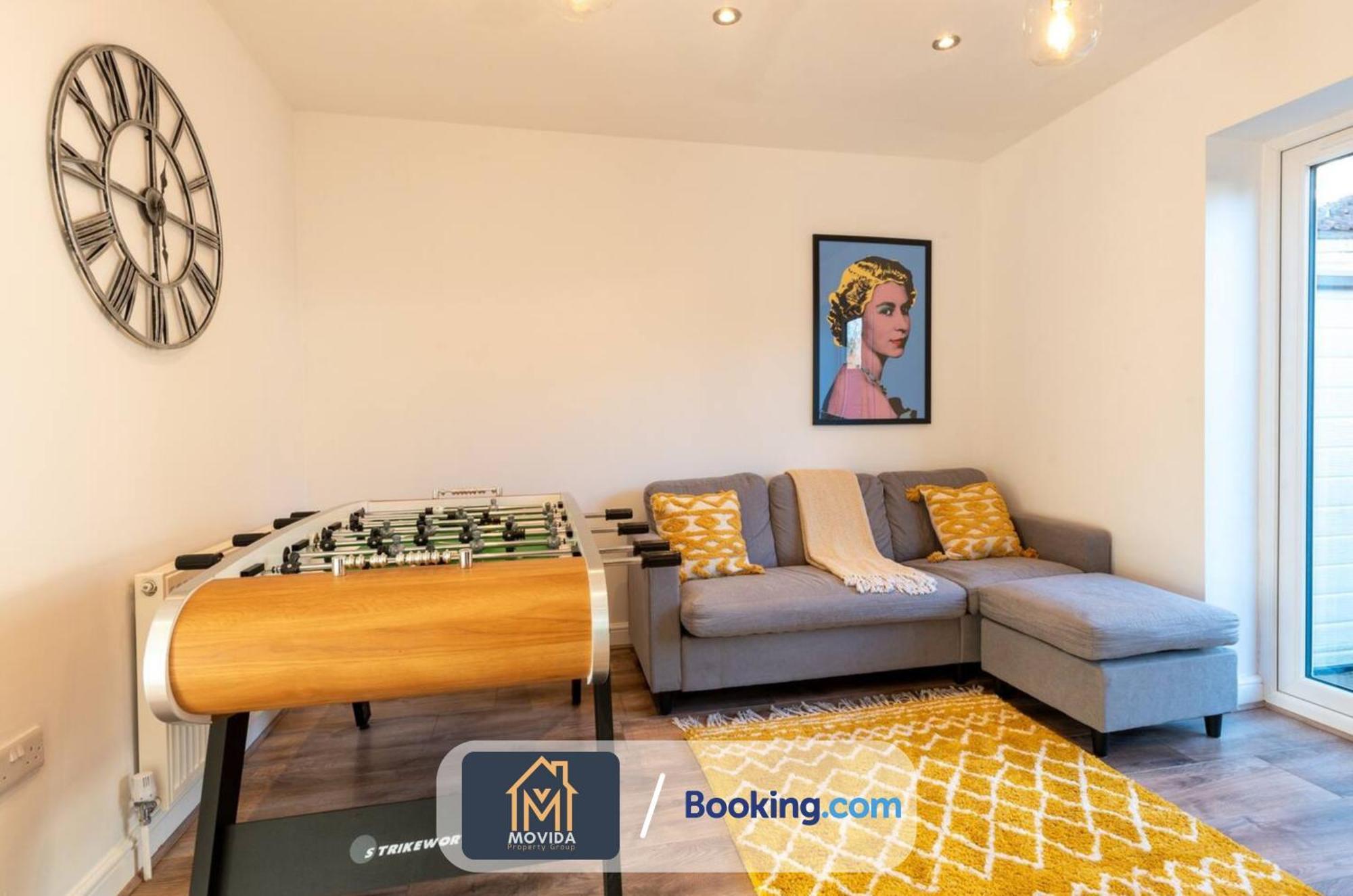 Large Modern 6 Bedroom House By Movida Property Group Short Lets & Serviced Accommodation With Games Room 리즈 외부 사진