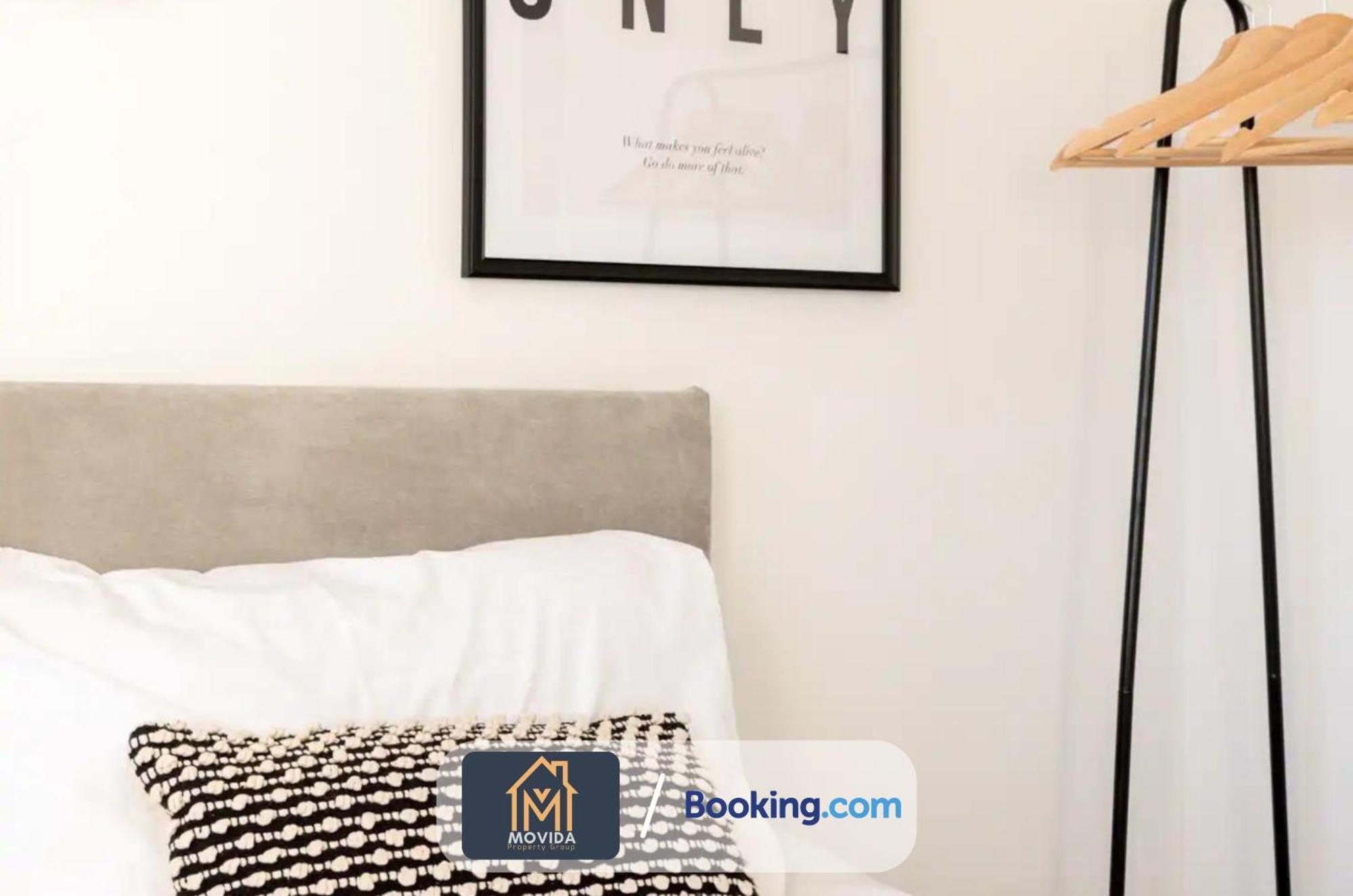 Large Modern 6 Bedroom House By Movida Property Group Short Lets & Serviced Accommodation With Games Room 리즈 외부 사진
